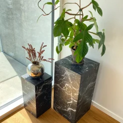 Adele - Sæt af sideborde/piedestaler i sort marmorprint