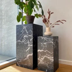 Adele - Sæt af sideborde/piedestaler i sort marmorprint
