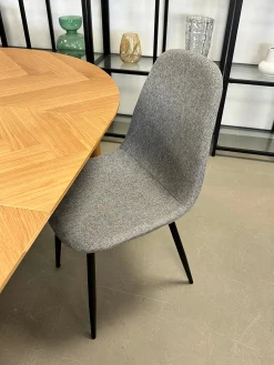 Anna spisebordsstol - Grå tekstil med sorte ben