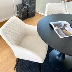 Carlo spisebordsstol - Hvid boucle polstret med armlæn