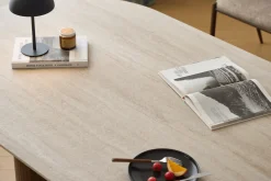 Enzo ovalt spisebord med stenbordplade i beige og lamelfod i røget eg 220x100x76 cm