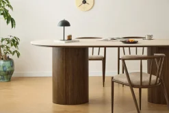 Enzo ovalt spisebord med stenbordplade i beige og lamelfod i røget eg 220x100x76 cm