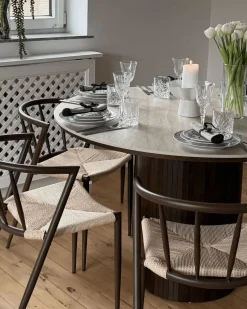 Enzo rundt spisebord med bordplade i beige sten og lamelfod i røget egetræ Ø120 cm