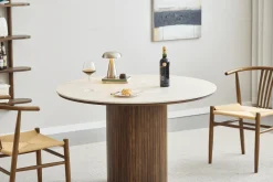 Enzo rundt spisebord med bordplade i beige sten og lamelfod i røget egetræ Ø120 cm