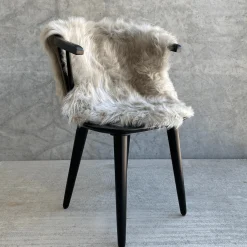 Imiteret langhåret lammeskind i Grå - 65x95 cm