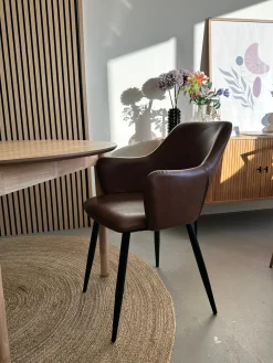 Isabella - spisebordsstol i brun kunstlæder