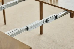 Joshua - Rundt spisebord i røget egefiner med udtræk 120/160/200 cm - Inkl. 2 Tillægsplader