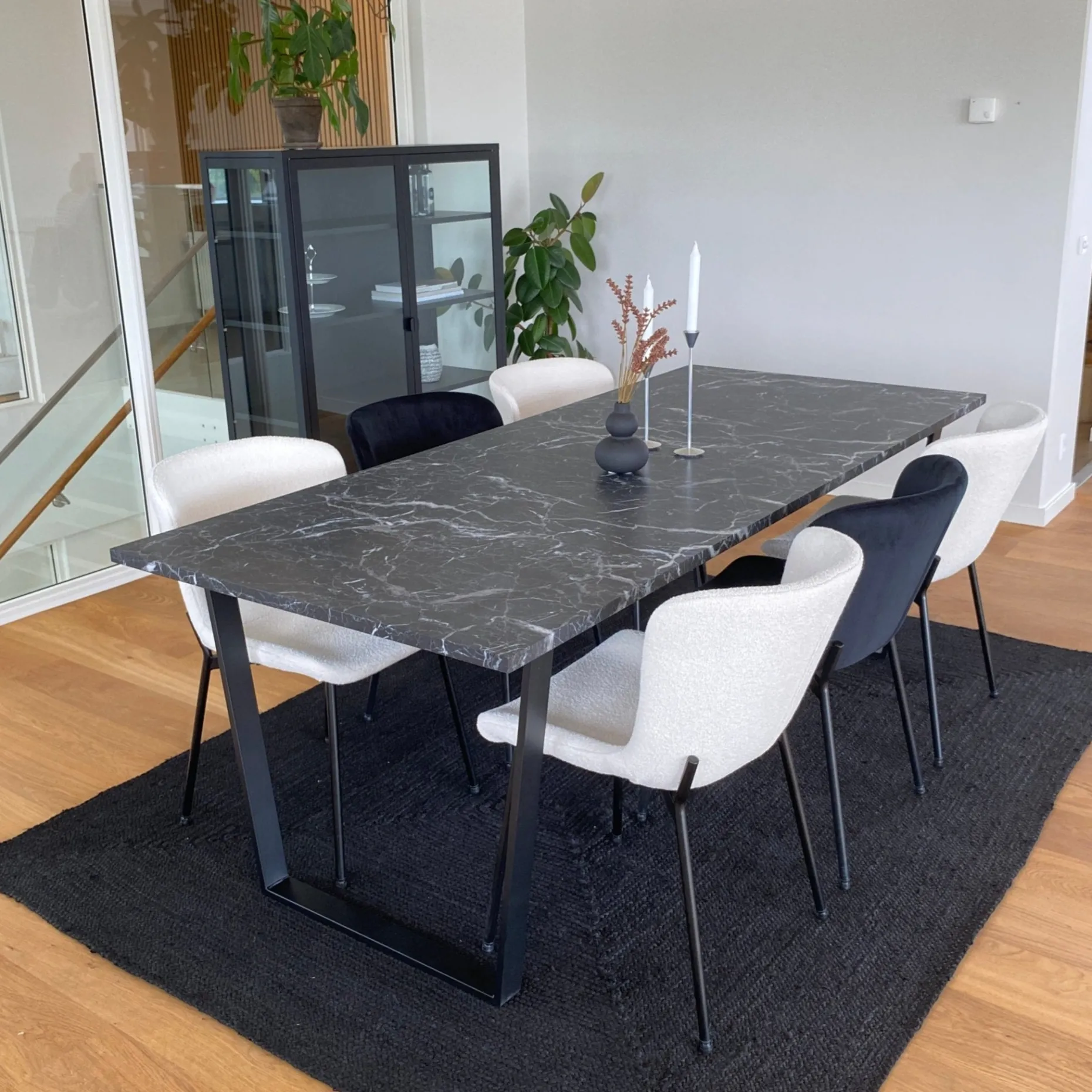 Karl spisebord i mat sort med marmor look - 210 x 90 cm