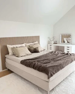 Kontinentalseng i beige 180x200 cm med 4 cm topmadras i PU-skum inkl. chrome ben