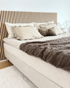 Kontinentalseng i beige 180x200 cm med 4 cm topmadras i PU-skum inkl. chrome ben