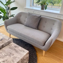 Layla 3 personers sofa - grå tekstil med træben - L: 169 cm D: 83 cm H: 82 cm