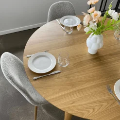 Liam rundt spisebord i olieret egefiner med udtræk 120/160/200 cm - Inkl. 2 tillægsplader