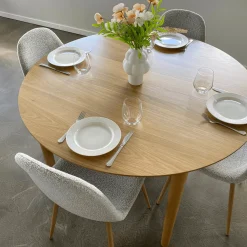 Liam rundt spisebord i olieret egefiner med udtræk 120/160/200 cm - Inkl. 2 tillægsplader