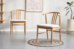 Lizzie spisebordsstol i bøg med polstret sæde i beige