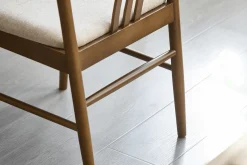 Lizzie spisebordsstol i røget bøg med polstret sæde i beige