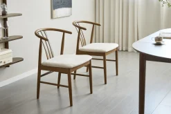 Lizzie spisebordsstol i røget bøg med polstret sæde i beige