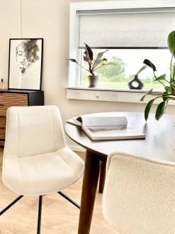 Maja spisebordsstol i hvid boucle med drejefunktion 360 grader