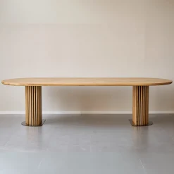 Matteo - Plankebord med lamelfod i olieret/natur massiv eg 300x120x77 cm