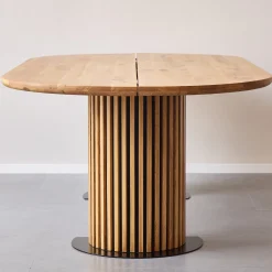 Matteo - Plankebord med lamelfod i olieret/natur massiv eg 240x120x77 cm