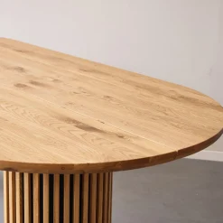 Matteo - Plankebord med lamelfod i olieret/natur massiv eg 240x120x77 cm