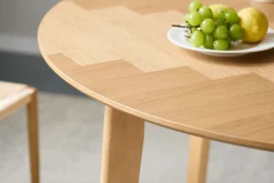 Miles - Rundt spisebord Ø120 cm i olieret egefiner med sildebensmønster