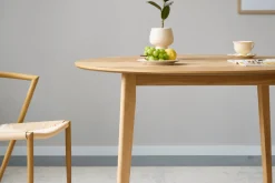 Miles - Rundt spisebord Ø120 cm i olieret egefiner med sildebensmønster