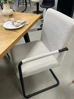 Tessa spisebordsstol i beige tekstil