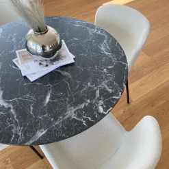 Zander - Rundt sort marmor-look spisebord med trompetfod - Ø100 cm