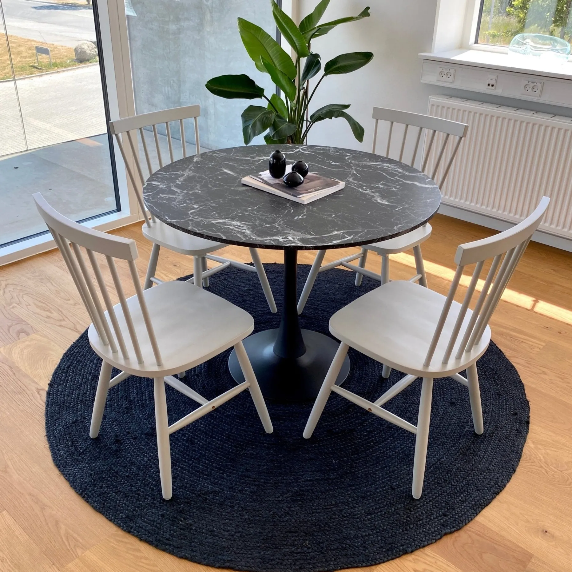 Zander - Rundt sort marmor-look spisebord med trompetfod - Ø100 cm